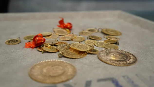 Döviz, bayram sonrasına yükselerek başladı