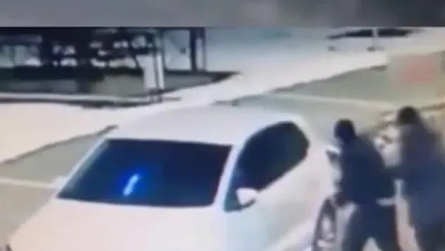 Dükkanın camlarını kıran ve bir aracın tekerlerini kesen 2 kişi yakalandı