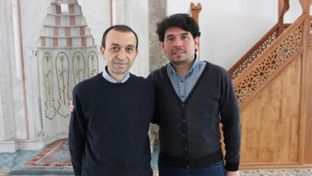 Duyarlı öğretmen işitme engelli vatandaşlar için hutbe tercüme ediyor