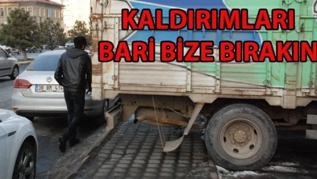 DUYARSIZ ŞOFÖRLER KALDIRIMLARI İŞGAL EDİYOR