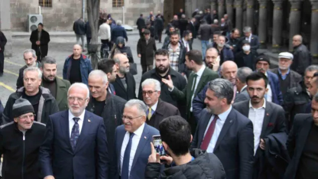 Elitaş: 'Yaklaşık 4 milyon 700 bin kişiye 5 bin TL'lik ikramiye hayırlı olsun'