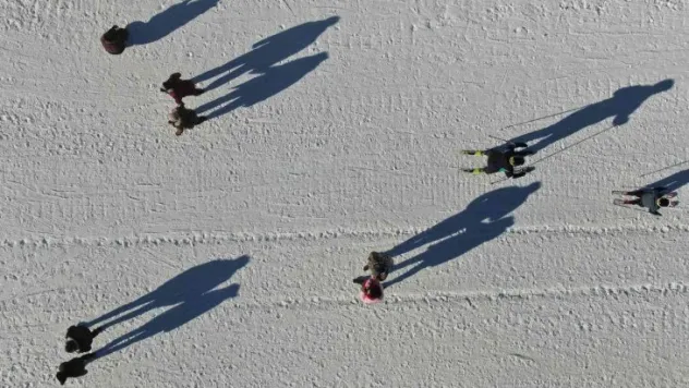 Erciyes'te sezon açıldı, kayakseverler pistlere koştu