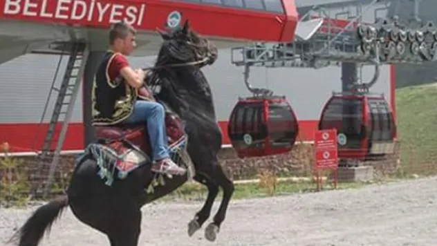 Erciyes'te atlı cirit gösterisi izleyenleri hayran bıraktı