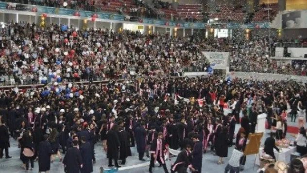 Erciyes Üniversitesi Müdendislik Fakültesinde Mezuniyet Coşkusu 