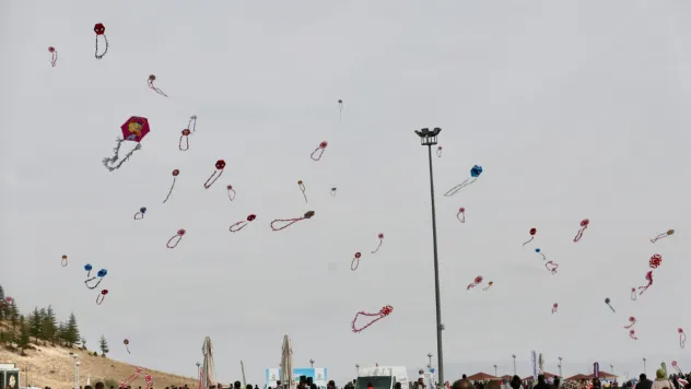 Erkilet'te hafta sonuna özel 'Uçurtma Şenliği' düzenlendi