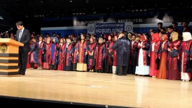 Erü İlahiyat Fakültesi'nden 409 Öğrenci Mezun Oldu