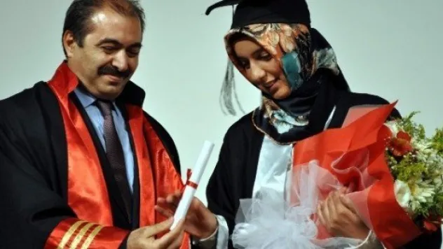 Erü İletişim Fakültesi'nde Mezuniyet Heyecanı 