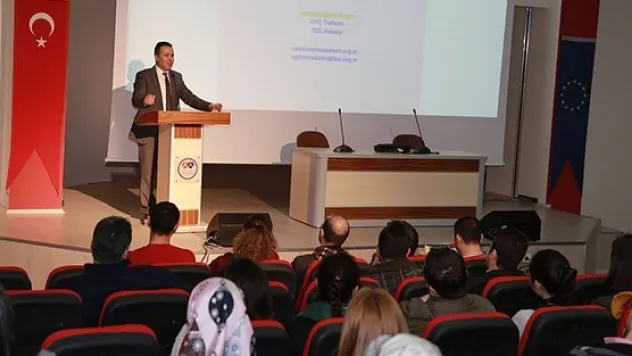 ERÜ'de sınıf öğretmenlerine demokrasi eğitimi