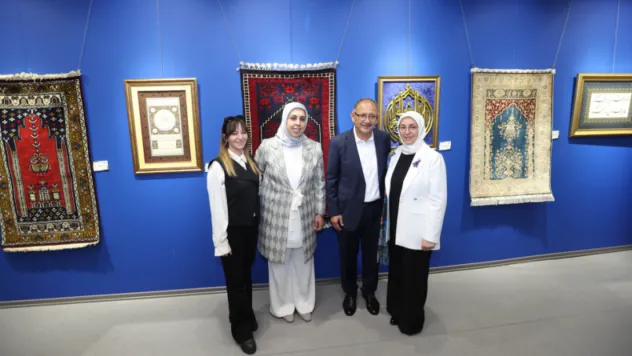 Eski Bakan Özhaseki'nin eşi tablolarını sergiledi