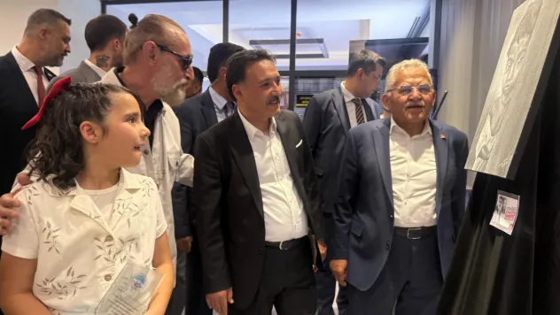 Gazeteci-Yazar Ağaşe sözcüklerle değil fırçayla anlattı