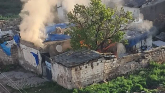 Gecekonduda korkutan yangın: Bir aile evsiz kaldı