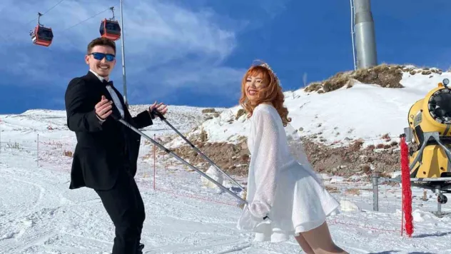 Gelin ve damat Erciyes'te kayak yaptı