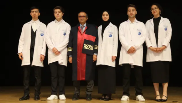 Genç doktor adayları önlüklerini törenle giydi