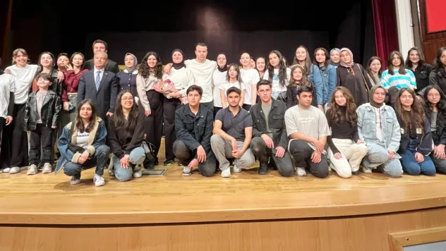 Genç Kızılay Kayseri Tiyatro Topluluğu, 'Ah Şu Gençler' ile Büyüledi!