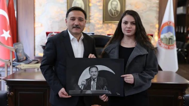 Genç ressamdan Vali Çiçek'e portre