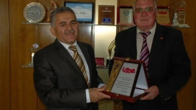 Germir Mahallesine Yapılan Hizmet Ve Yatırımlardan Dolayı Başkan Memduh Büyükkılıç'a Teşekkür Plaketi 