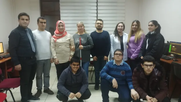 Görme engelli vatandaşların teknolojiye hâkim olması adına sertifikalı bilgisayar kursu veriliyor