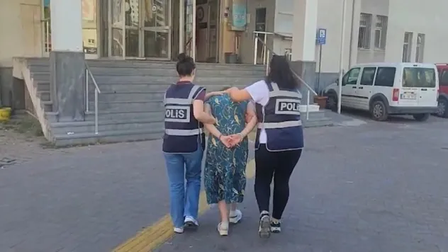 Hırsızlık suçundan aranan firari kadın yakalandı