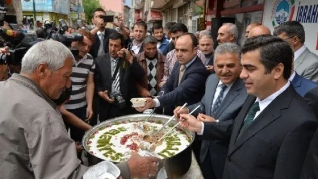 İbrahim Tennuri Hazretleri'ni Anma Etkinliği'ne Yoğun İlgi 