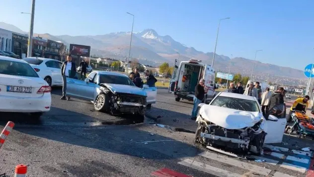 İki otomobilin karıştığı kazada 3 kişi hafif yaralandı