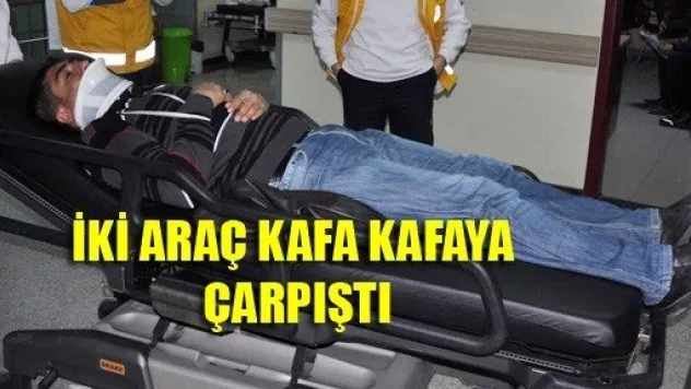 İki Araç Kafa Kafaya Çarpıştı
