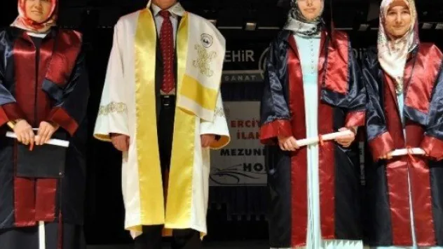 İlahiyat Fakültesi'nde Mezuniyet Sevinci 