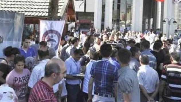 İş Adamları Kadir Gecesi Öncesi Kur'an-ı Kerim Dağıttı