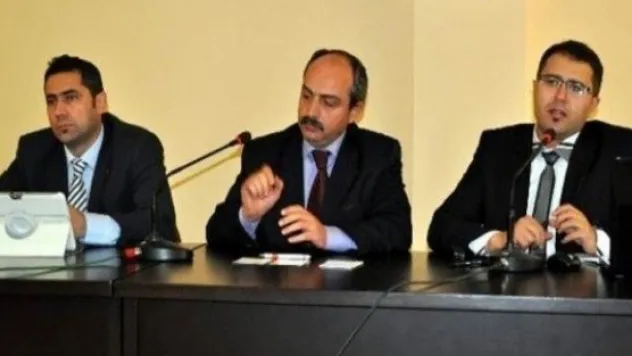 İş Görüşmesine Terlikle Gelenler Var 