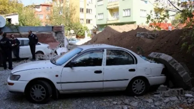 İş makinesi bahçe duvarını yıktı 2 otomobilde hasar oluştu
