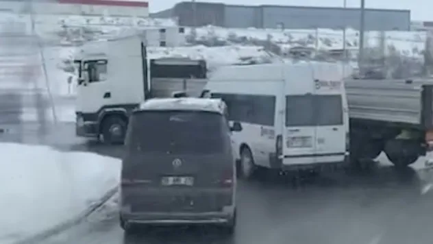 İşçi servisiyle TIR'ın karıştığı kazada 11 kişi yaralandı