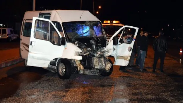 İşçi servisi ile minibüs çarpıştı: 2 yaralı