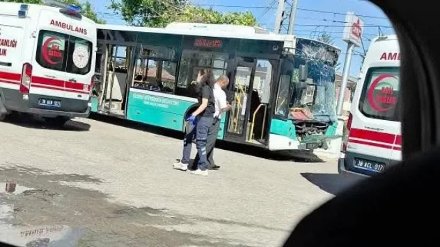 İtfaiye ve otobüsün karıştığı kazada 6 kişi yaralandı