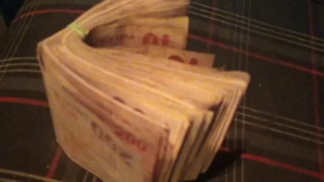 İyi ki varsınız: Bulduğu bir tomar parayı sahibine teslim etti