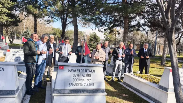 İYİ Partililer kartal Şehitliğini Ziyaret Etti