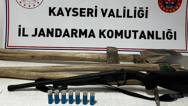 Jandarma ekipleri tarafından izinsiz kazı yapan 2 kişi yakalandı