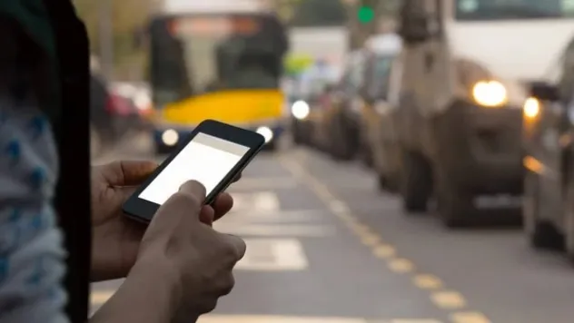 Jandarma uyardı: Yürürken ve araç sürerken cep telefonu ile ilgilenmek, kazalara davetiye çıkarabilir