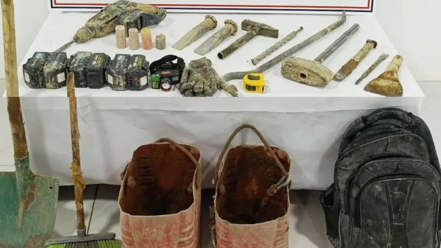 Kaçak kazı yapan 3 defineciye suçüstü