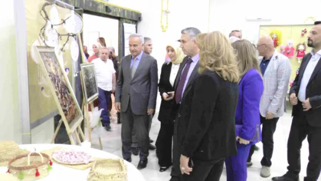 Kadın kursiyerlerin el emekleri görücüye çıktı