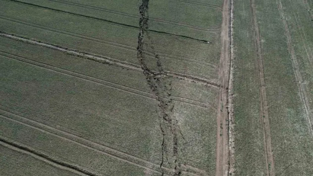 Kahramanmaraş'ta fay hattının geçtiği tarlalar ikiye bölündü