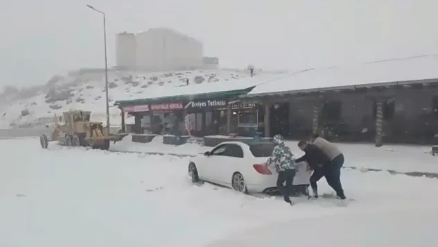 Kar yağışı bazı bölgelerde ulaşımı zorlaştırdı
