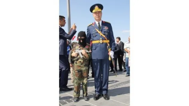 KAR MASKELİ 8 YAŞINDAKİ KEREM TÖRENDE DİKKAT ÇEKTİ