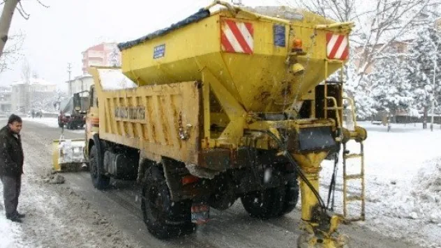 Kar Temizleme Ve Tuzlama Araçları Vardiyalı Ekipler 24 Saat Göreve Hazır 