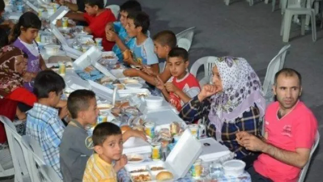 Karacaoğlu Mahallesi'nde 3 Bin Kişilik İftar Sofrası 