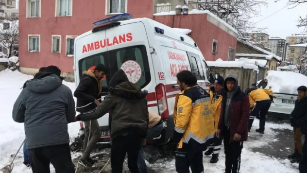 Karla kaplı yollarda sağlık çalışanları hastaya ulaşmak için seferber oldu