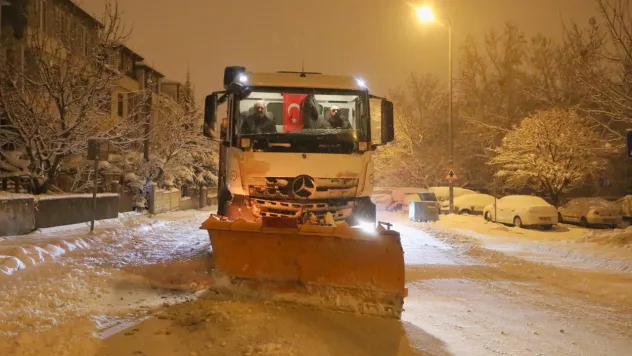 Karla mücadele gece gündüz devam ediyor