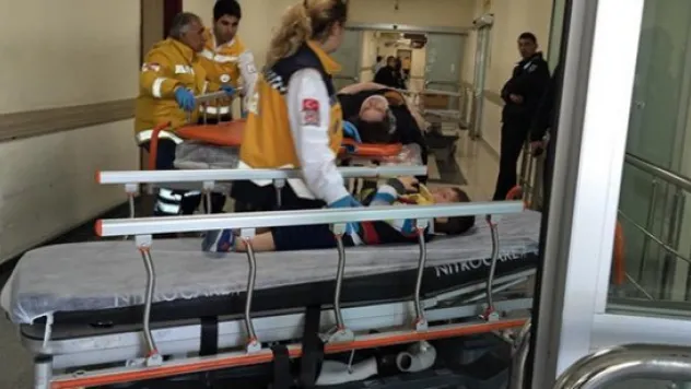 Karşıdan karşıya geçem anne ve çocuğuna otomobil çarptı