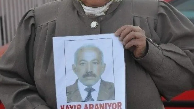 Kaybolan Kocasını Sokak Sokak Arıyor 