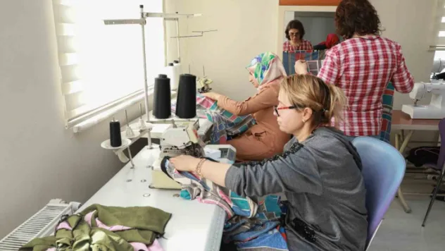 KAYMEK, depremzedelere çocuk ve yetişkin kıyafetleri dikiyor