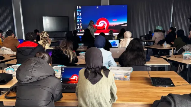 Kayseri'de Bilişim Akademisi'nde Fen Bilgisi Öğretmen Adaylarına Robotik Kodlama Eğitimi
