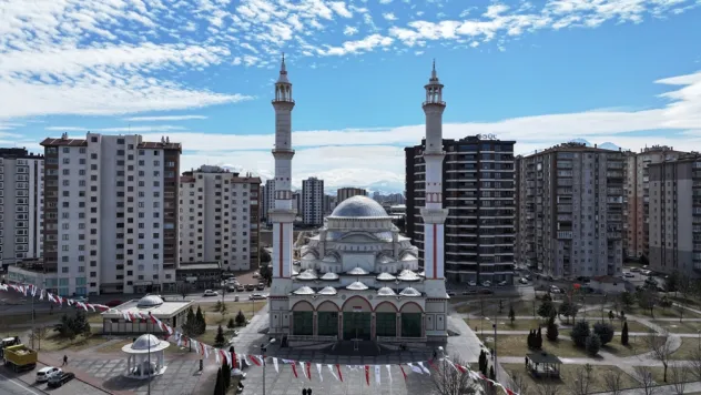 Kayseri'de cami ve mezarlıklar bayrama hazır